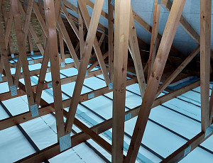 Zateplení stropu novostavby pomocí foukané izolace